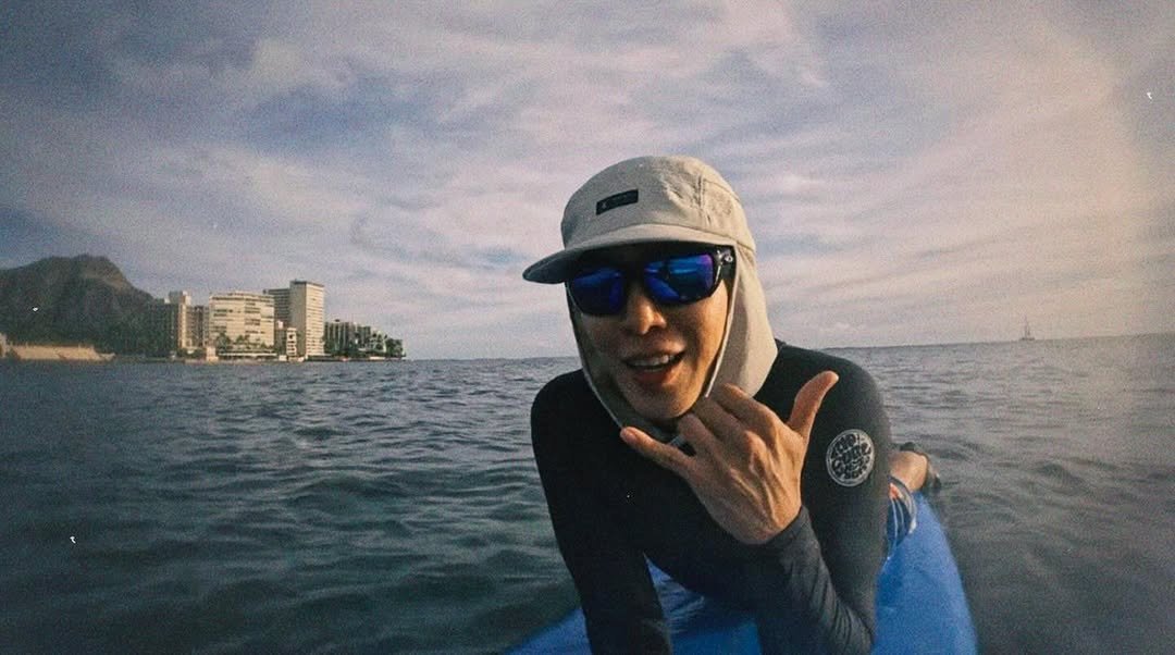 Photo by 정용화 on November 07, 2025. May be an image of boat, wetsuit, snorkel, beach, ocean and text.