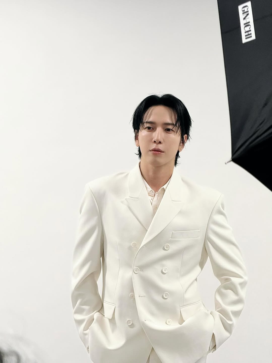 Photo by 정용화 on February 25, 2026. May be an image of one or more people, hair, suit, bolo tie, blazer, top and text.