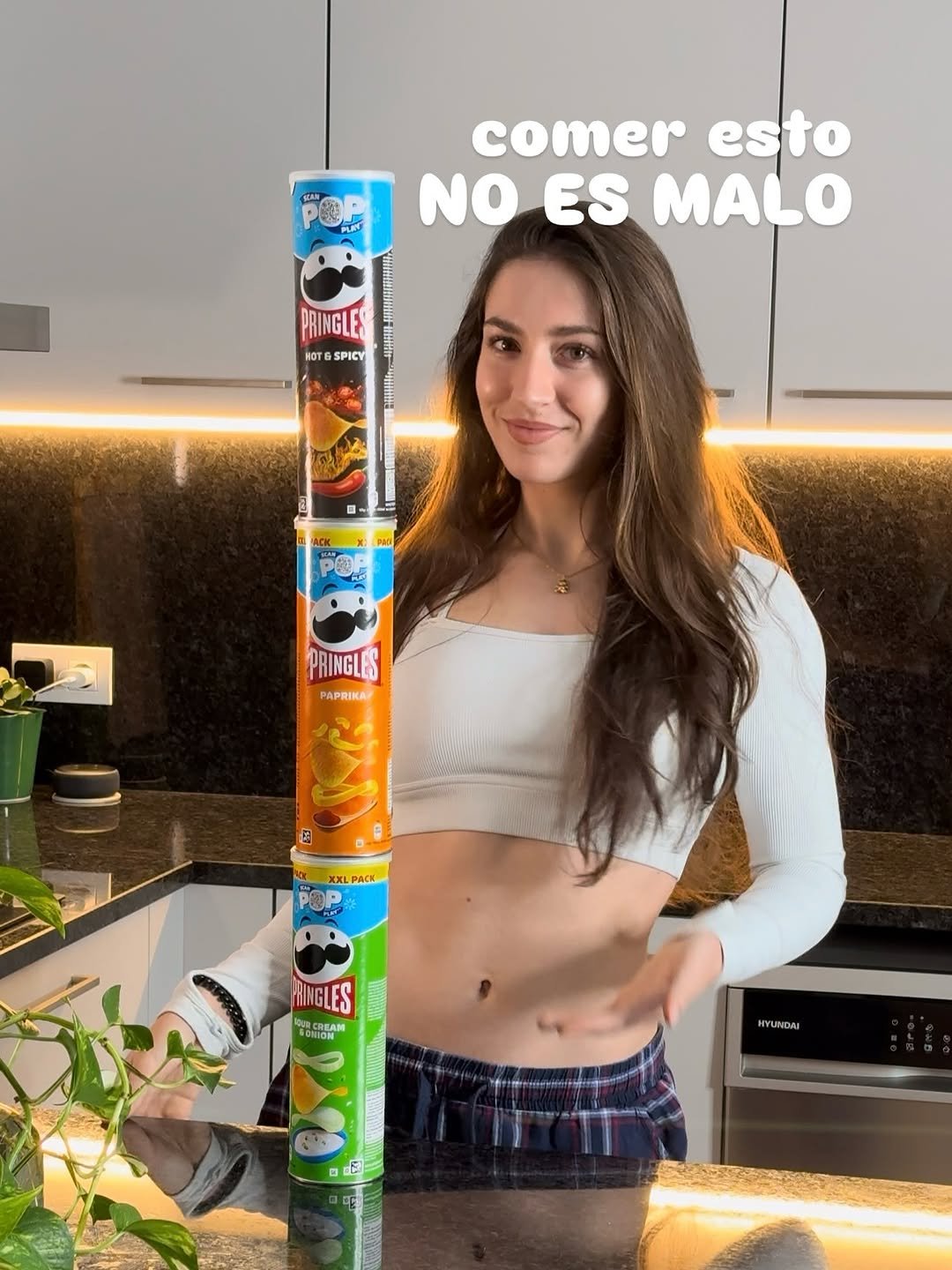 Photo by Javi y Nuria | Entrenadores Online on July 07, 2025. May be an image of 1 person and text that says 'comer esto NOESMALO NO ES MALO PRINGLES KOT SPICY DE PRINGLES PAPRIKA A XXL PACK POP RINGLES DNION HYUNDAI'.