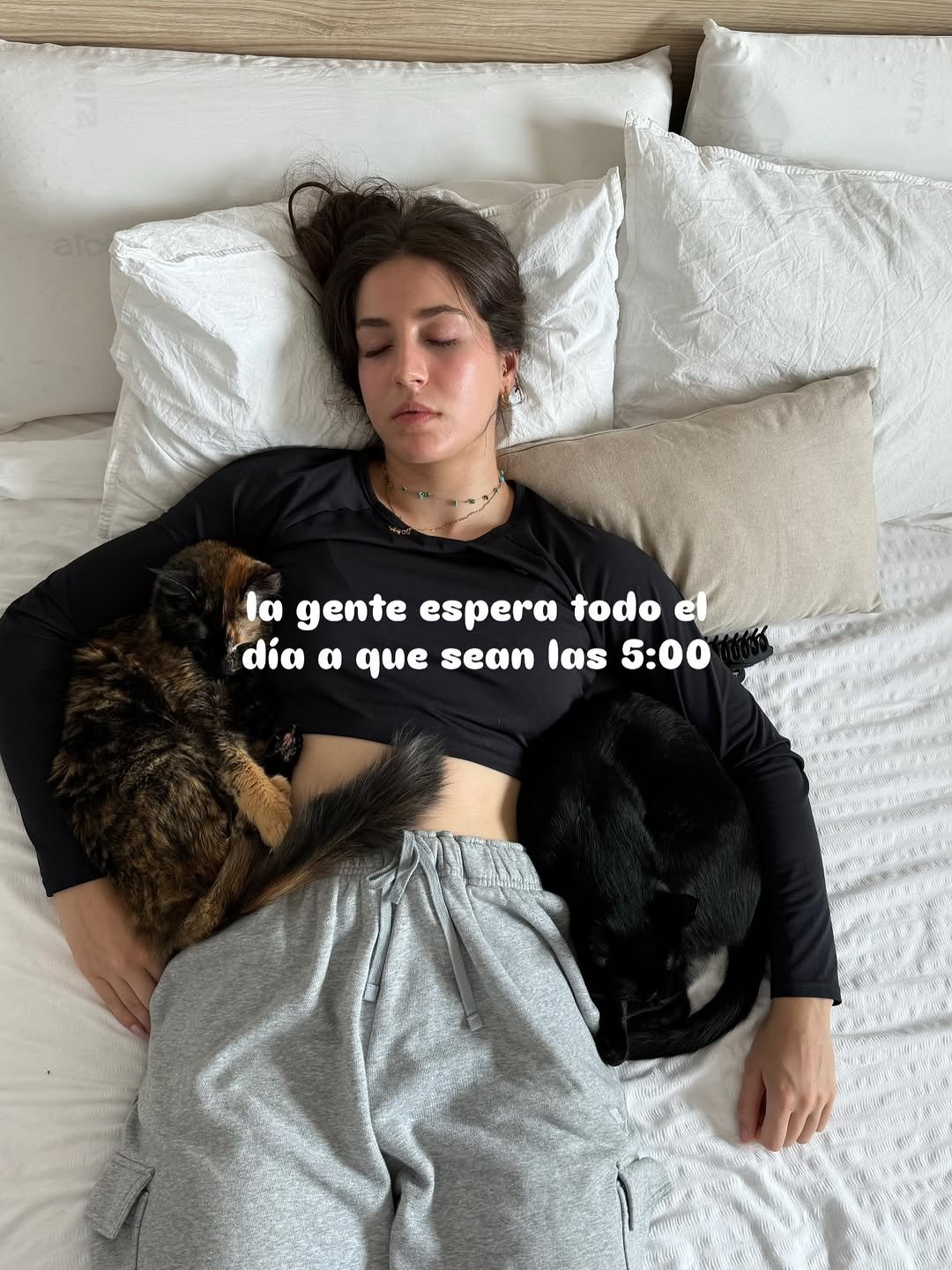 Photo by Javi y Nuria | Entrenadores Online on February 11, 2026. May be a meme of sleeping, sleepwear, sweatpants, bedroom and text that says 'la gente espera todo lagenteesperatodo el día α que sean las 5:00'.