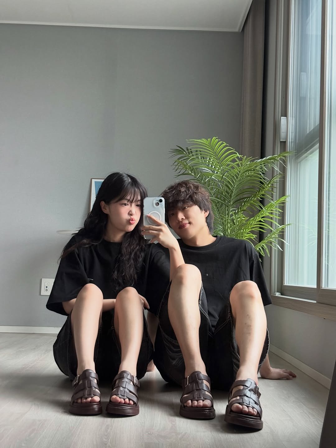 jyuni.__.ya 게시물 이미지: 우리의 커플룩 기록🤍 마크모크 × 나무13 아트 콜라보 🩵#제품제공

마크모크에서...