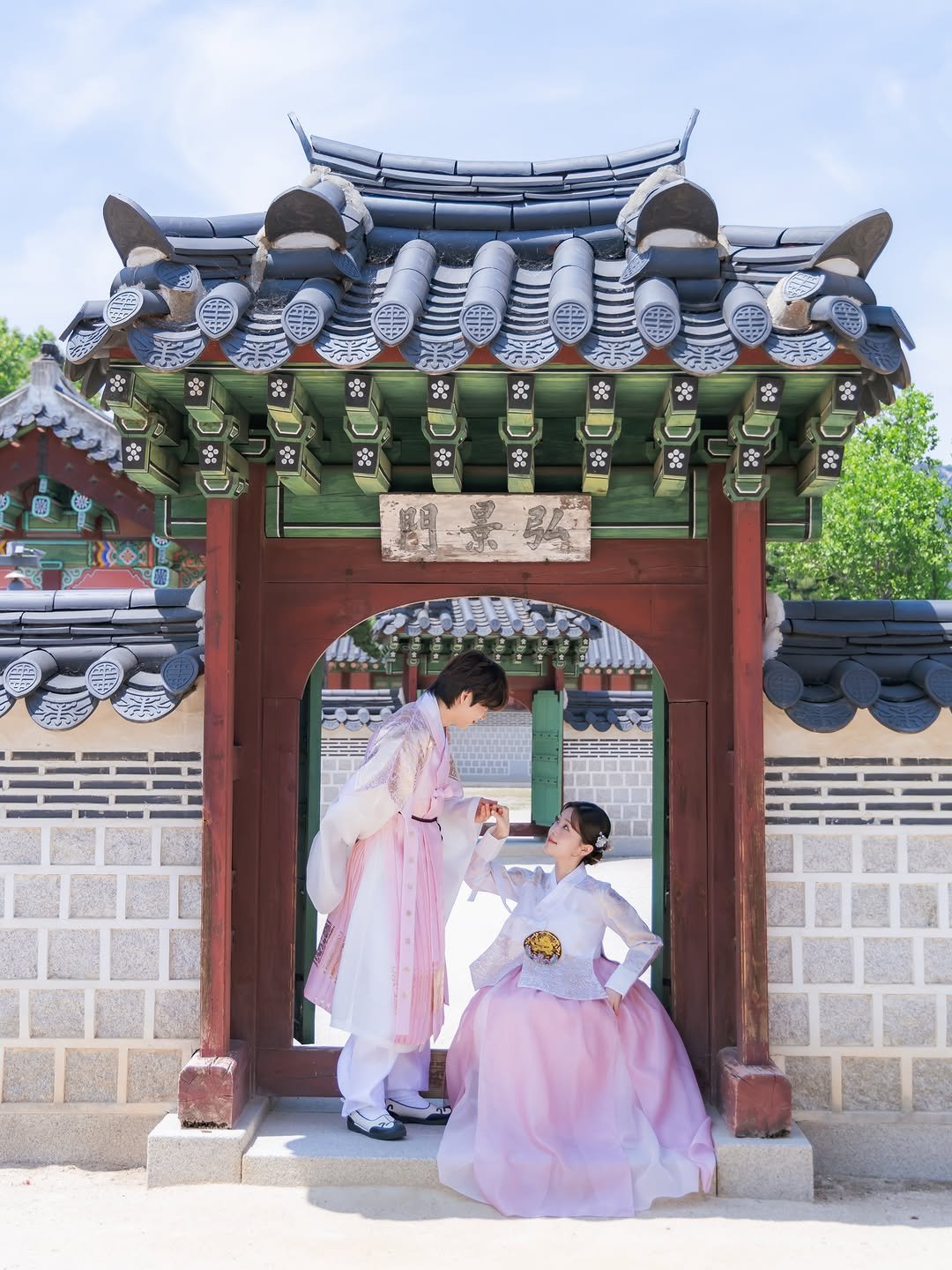 jyuni.__.ya 게시물 이미지: 여러분! 저희 한복 촬영했어요😆 경복궁 한복스냅인데 ㅎㅎ 어떤가요!!...