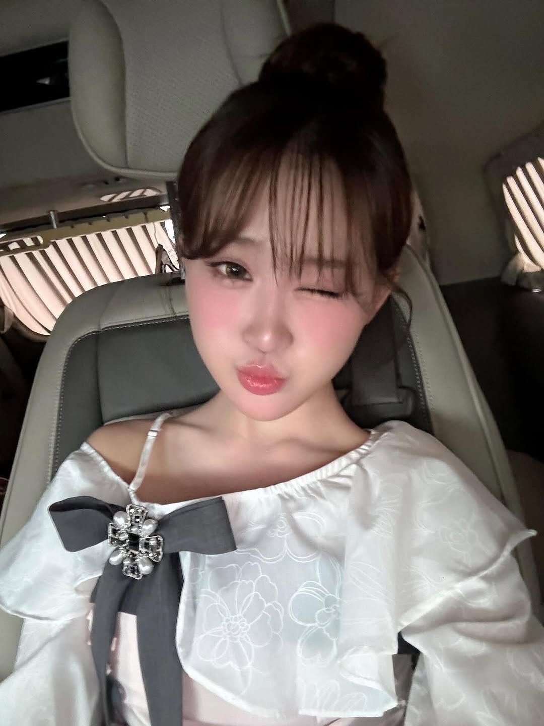 k.dahyun_fairy09 게시물 이미지: ⠀
똥머리 한 우리 애깅이🤍🪽
윙크샹 까지 ㅜㅜ 기여움에 쓰러져 
세상 이뿐 애기...