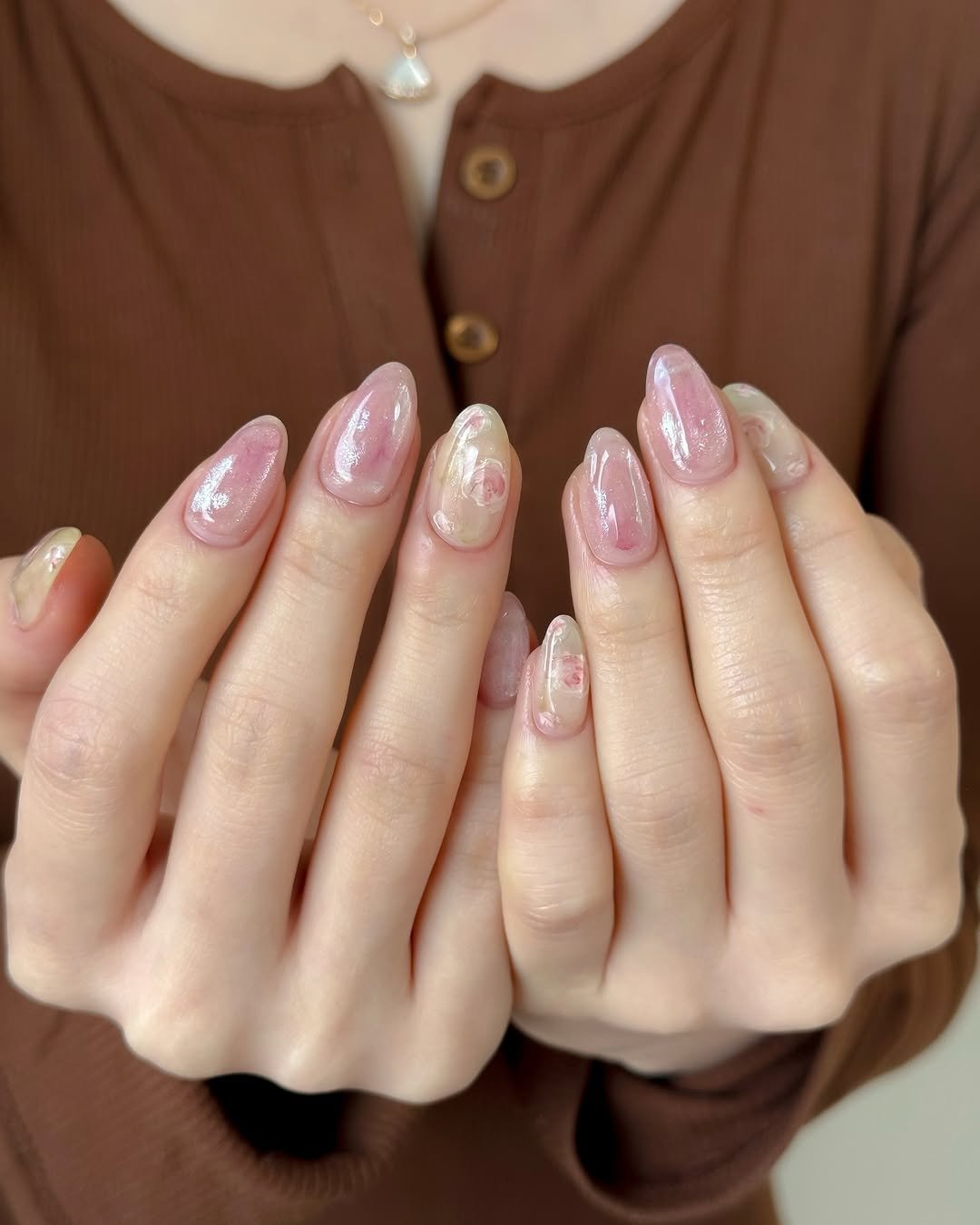 Photo by HAOUR 킨네일하우어𓍯공릉네일 공릉역네일 on March 30, 2026. May be an image of one or more people, fingernails and text.