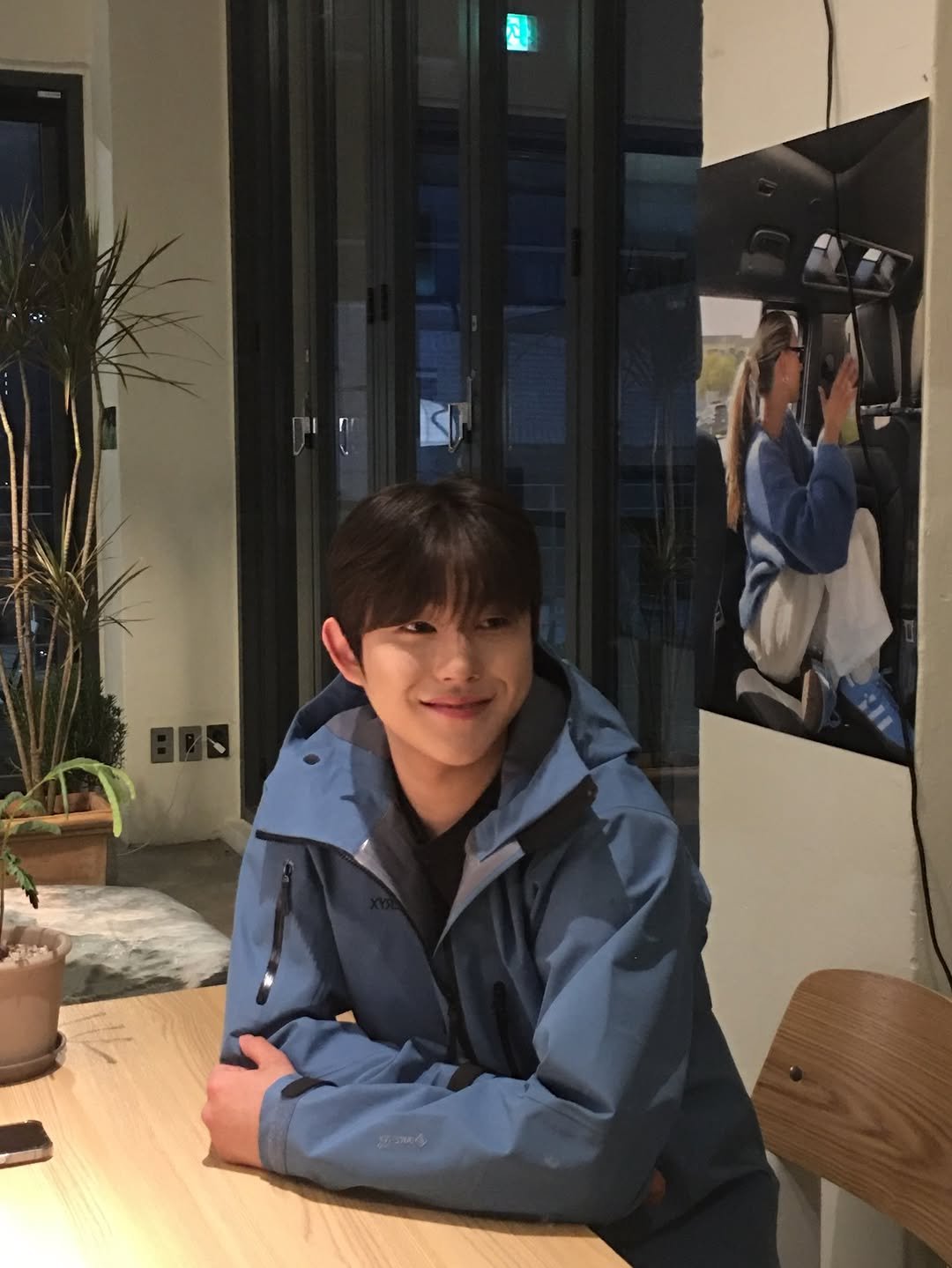 Photo by 김재현 on April 12, 2026. May be an image of one or more people, duffle coat, turtleneck, parka, cornflower and text.