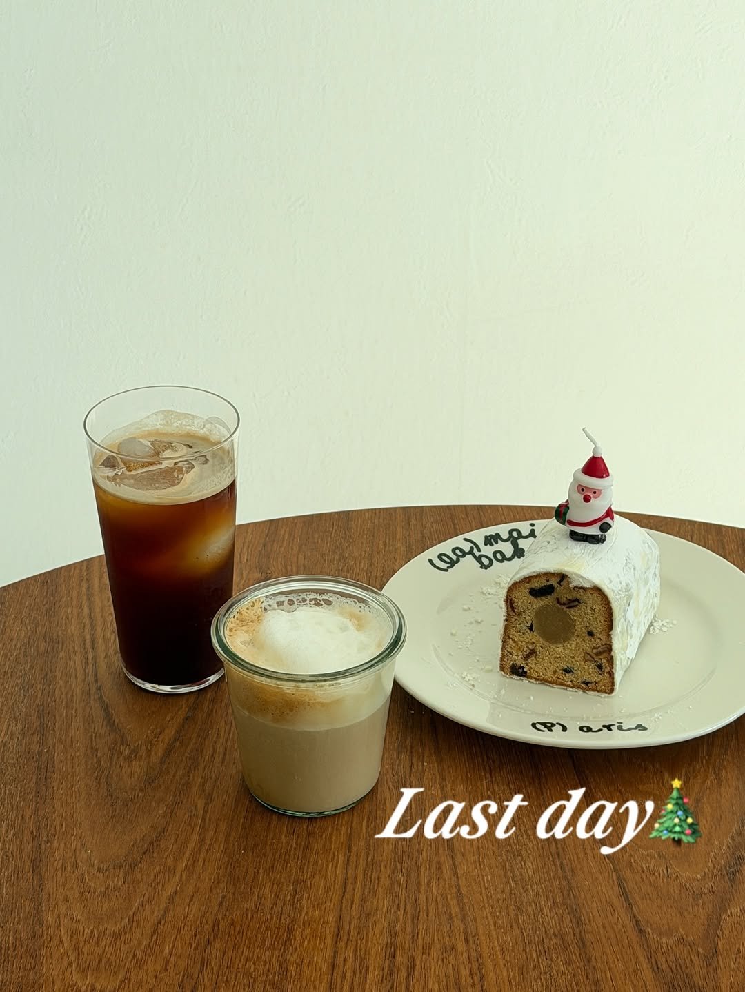 Photo by 도림테이블 ꔚ 배은경 초간단 요리 on December 24, 2025. May be an image of cake, oatmeal cookies, chocolate milk and text.