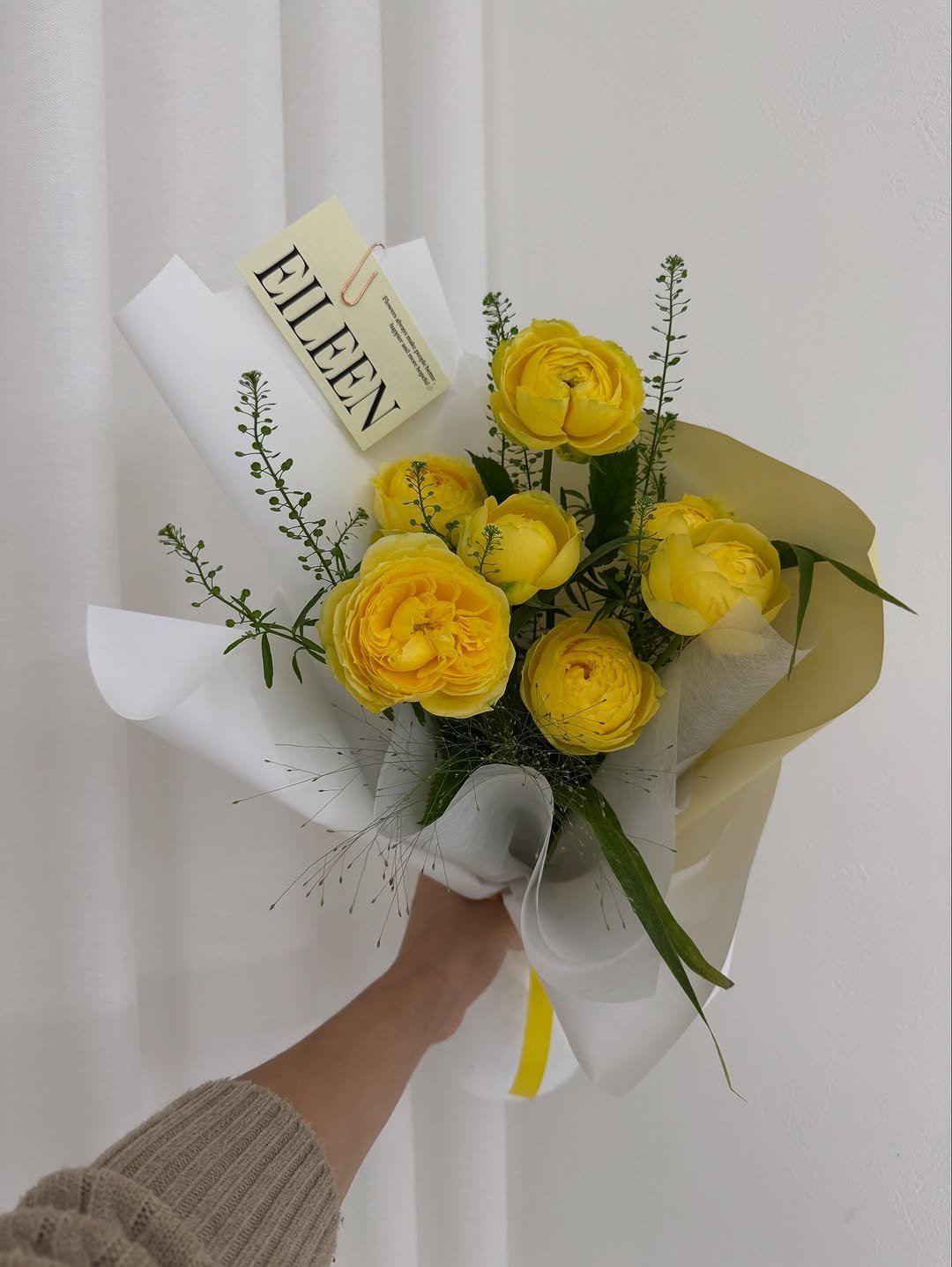 Photo by 도림맘 ꔚ 배은경 초간단 테이블 on November 07, 2025. May be an image of bouquet, flower arrangement, prairie gentian, baby's-breath, peony, rose and text.