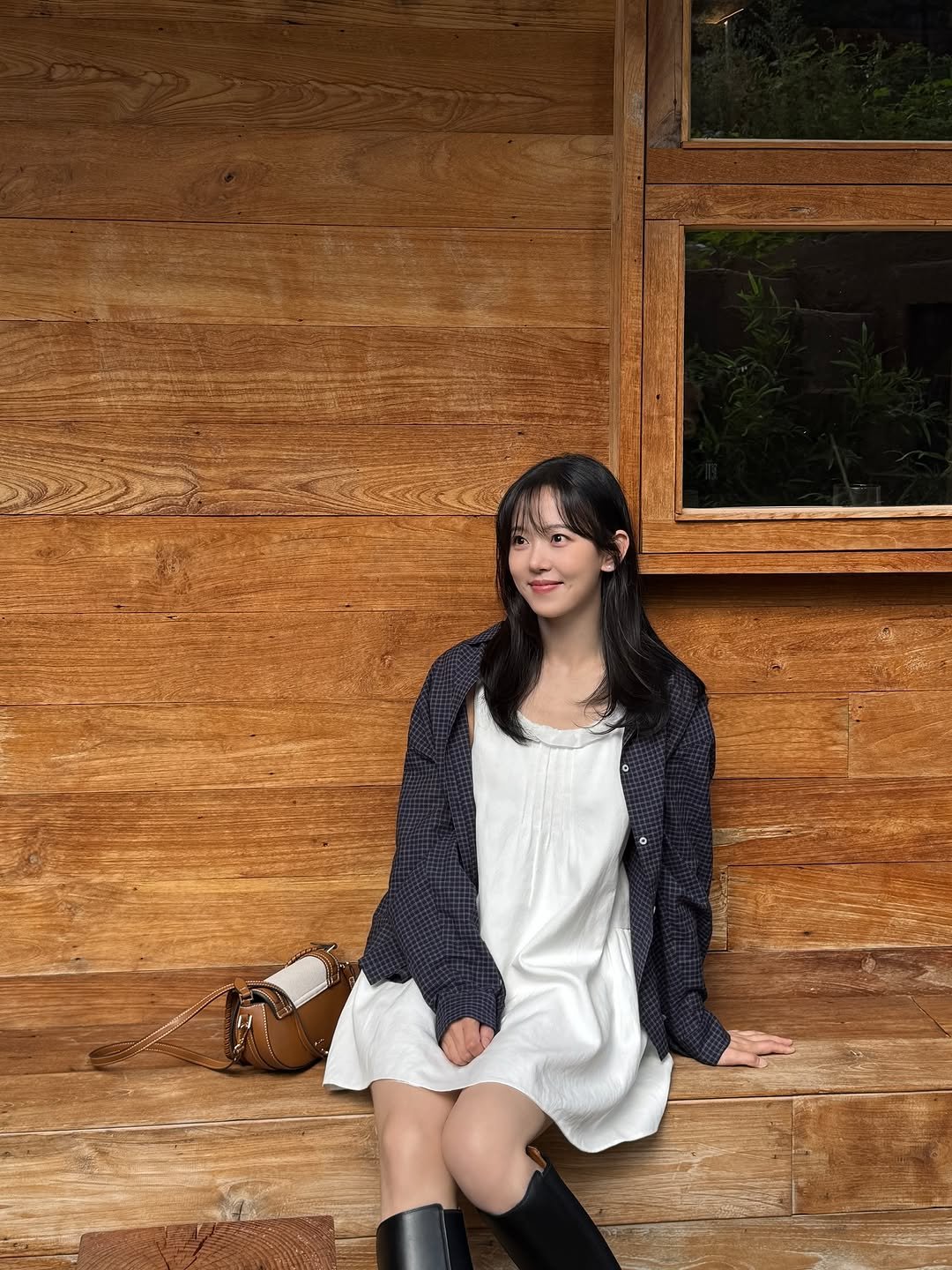 Photo by 강한나 / ʜᴀɴɴᴀ ᴋᴀɴɢ on October 02, 2025. May be an image of duffle coat, sleepwear, dress, boots, cardigan and outdoors.