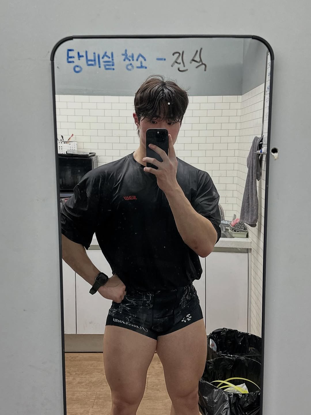 Photo by 고제형 on October 17, 2025. May be an image of body building and text that says '당비실 청소 당비실청소-진식 -진식 স'.
