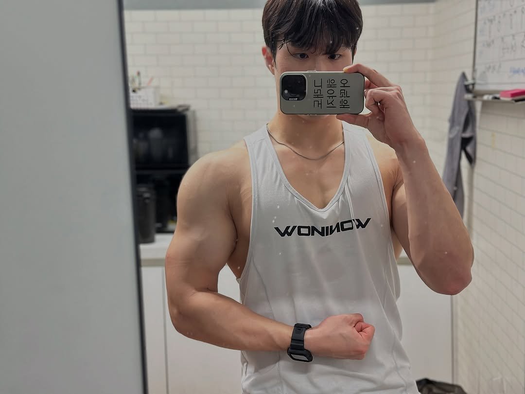 Photo by 고제형 on August 25, 2025. May be an image of 1 person, biceps, body building, tanktop and text.