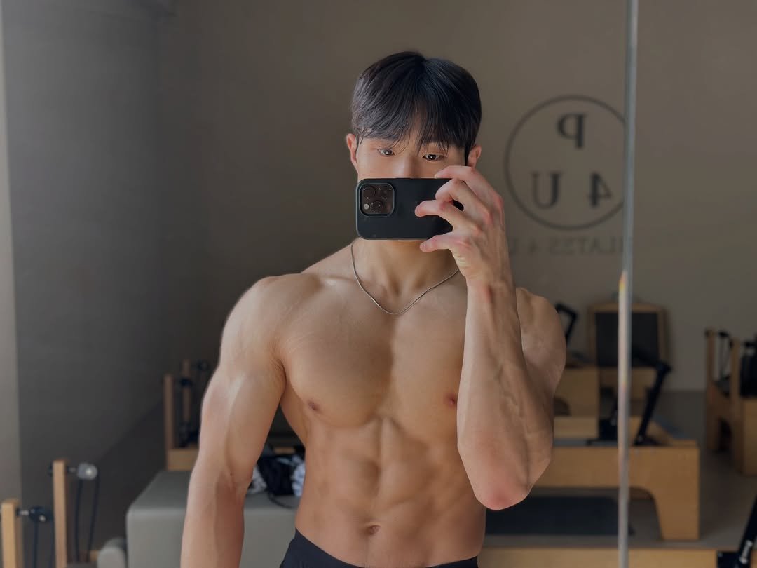 Photo by 고제형 on January 13, 2026. May be an image of one or more people, biceps, people bodybuilding and text.