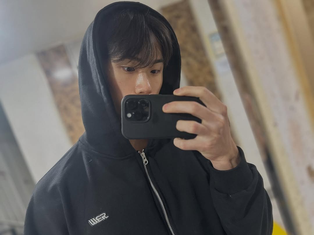 Photo by 고제형 on October 15, 2025. May be a selfie of duffle coat, parka and text.