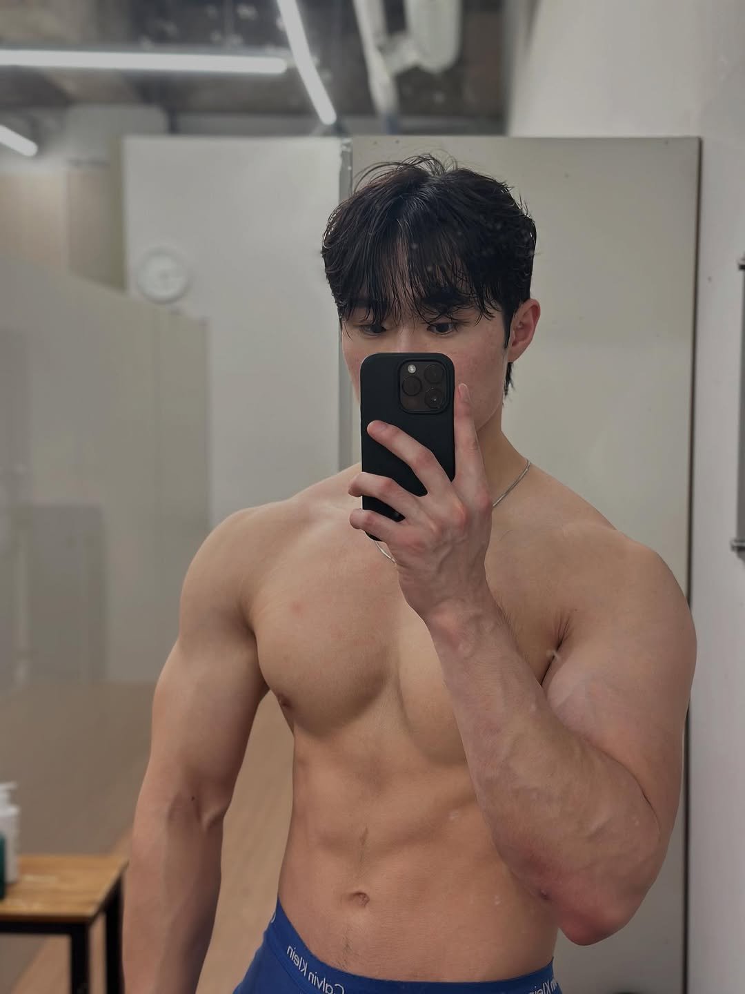 Photo by 고제형 on October 13, 2025. May be an image of one or more people, biceps, people bodybuilding and text.