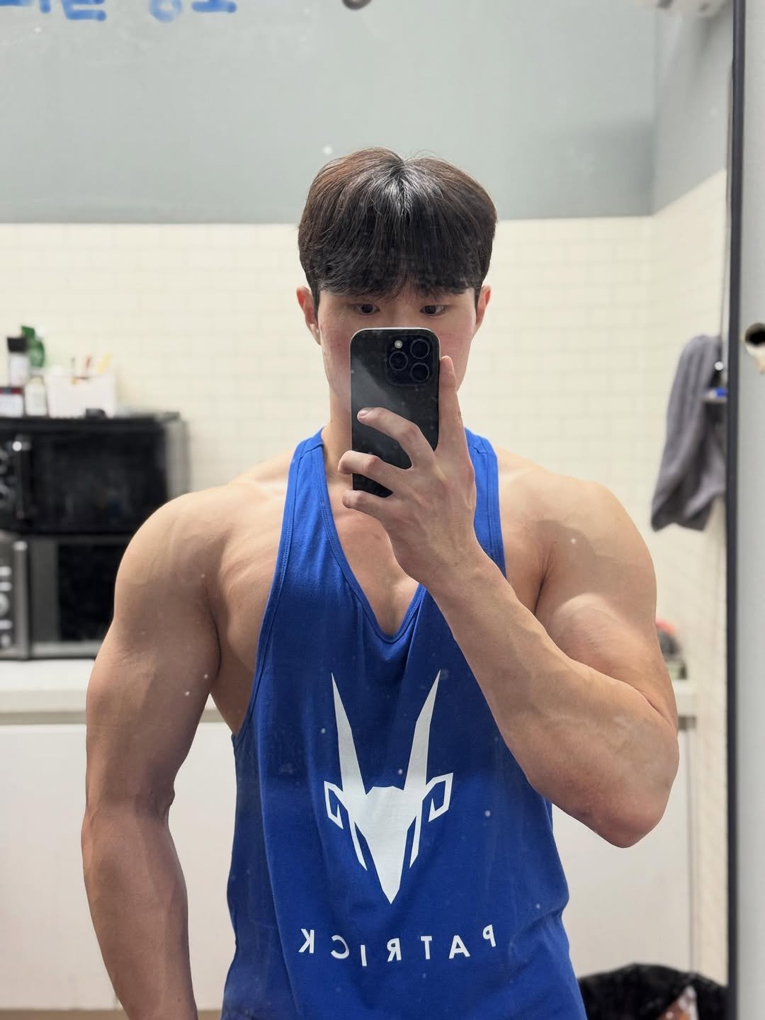 Photo by 고제형 on October 23, 2025. May be an image of one or more people, biceps, people bodybuilding, tanktop and text.