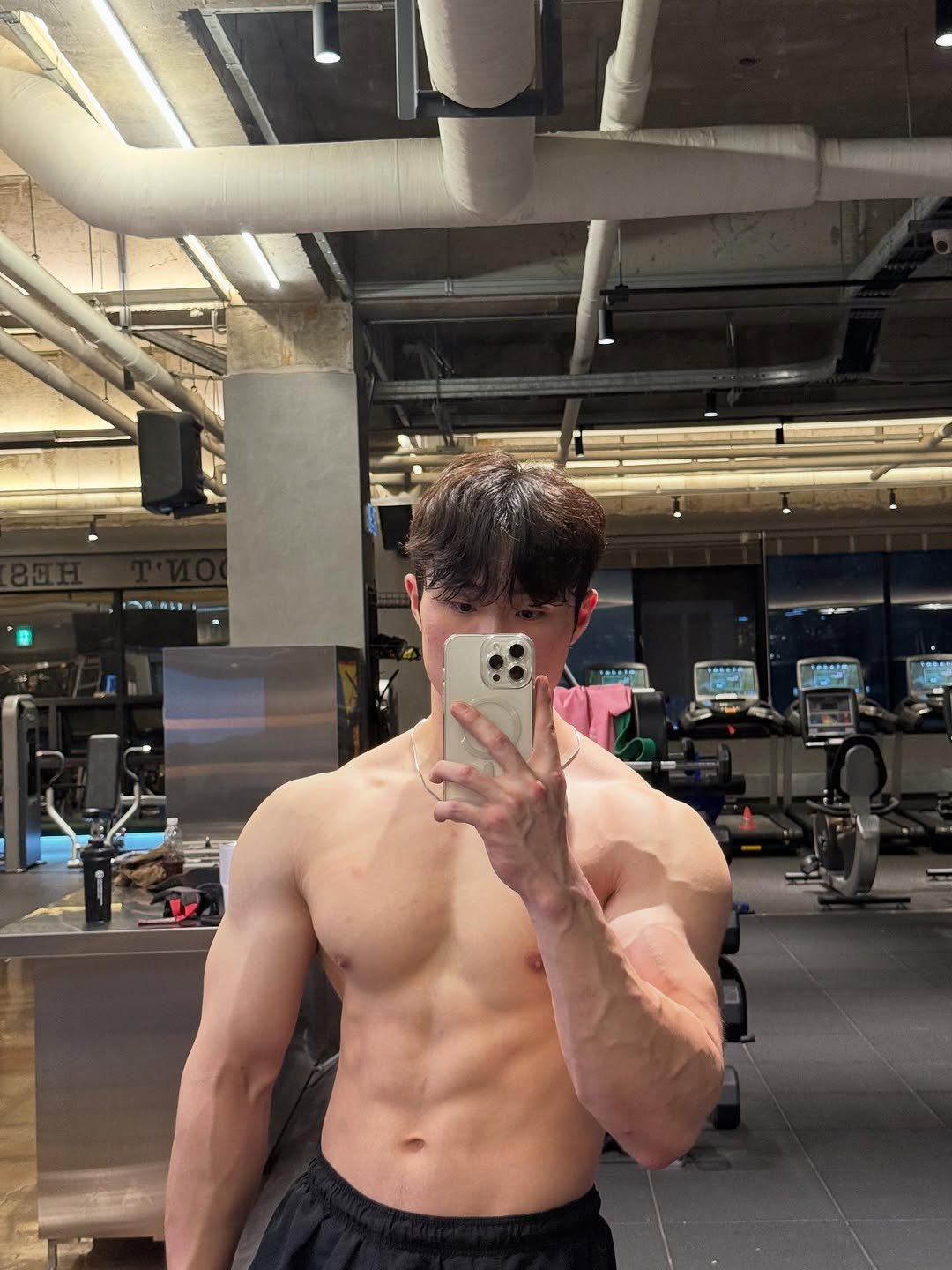 Photo by 고제형 on October 08, 2025. May be an image of 1 person, biceps, body building and text.