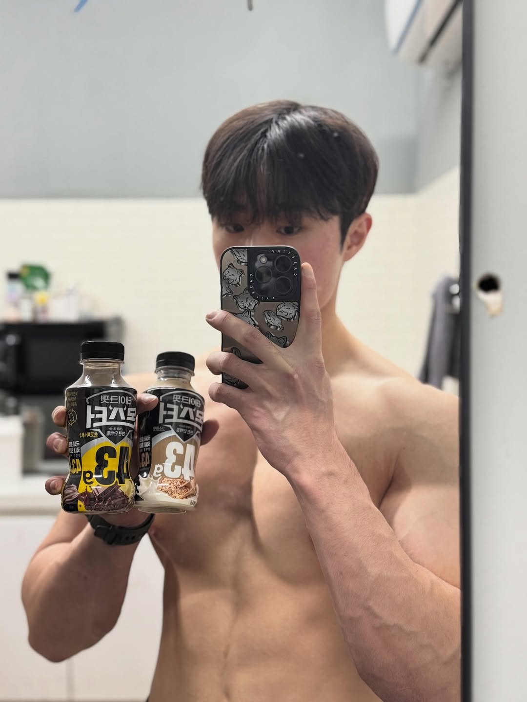 Photo by 고제형 on December 05, 2025. May be an image of one or more people, biceps, people bodybuilding and jug.