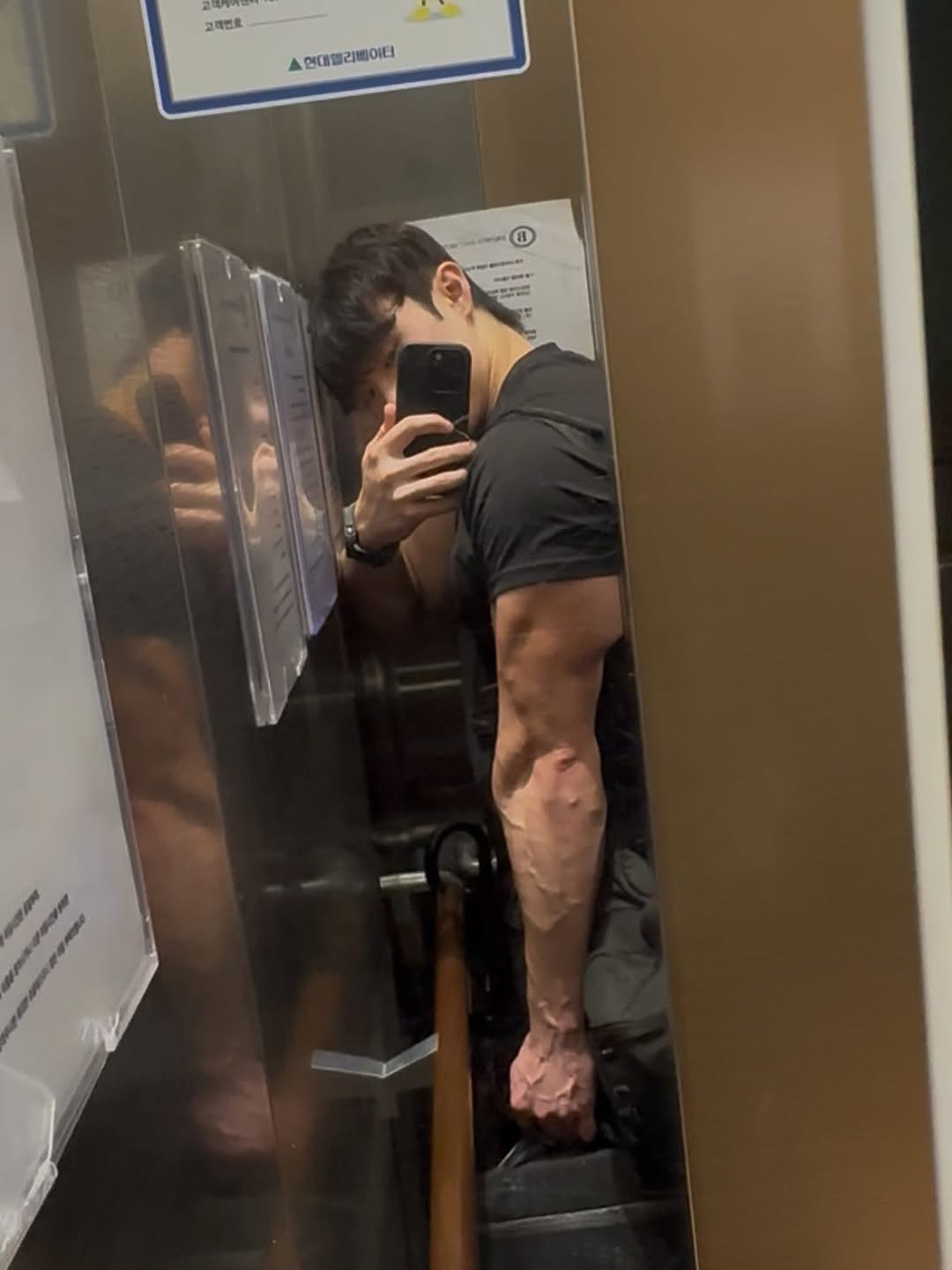 Photo by 고제형 on October 12, 2025. May be an image of one or more people, biceps, people bodybuilding and text.