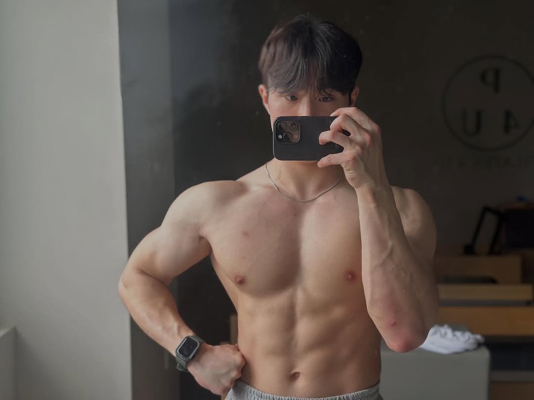 Photo by 고제형 on October 07, 2025. May be an image of 1 person, biceps, body building and text.