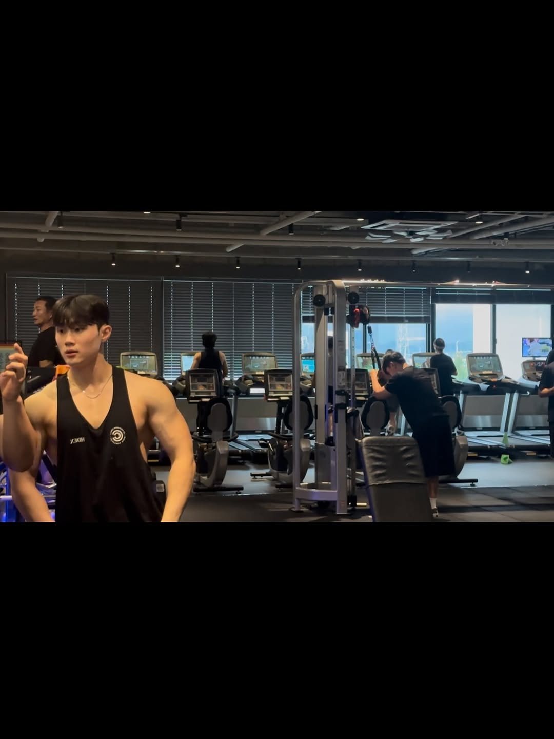 Photo by 고제형 on September 01, 2025. May be an image of 5 people, biceps, people bodybuilding, activewear, treadmill, dumbbell and text.