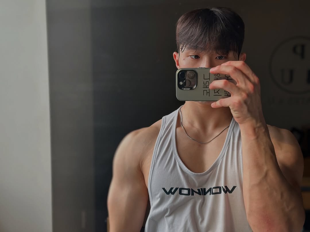 Photo by 고제형 on August 31, 2025. May be an image of 1 person, biceps, body building, activewear, mirror, sportswear, tanktop and text that says 'WONNON WON NOW 10'.