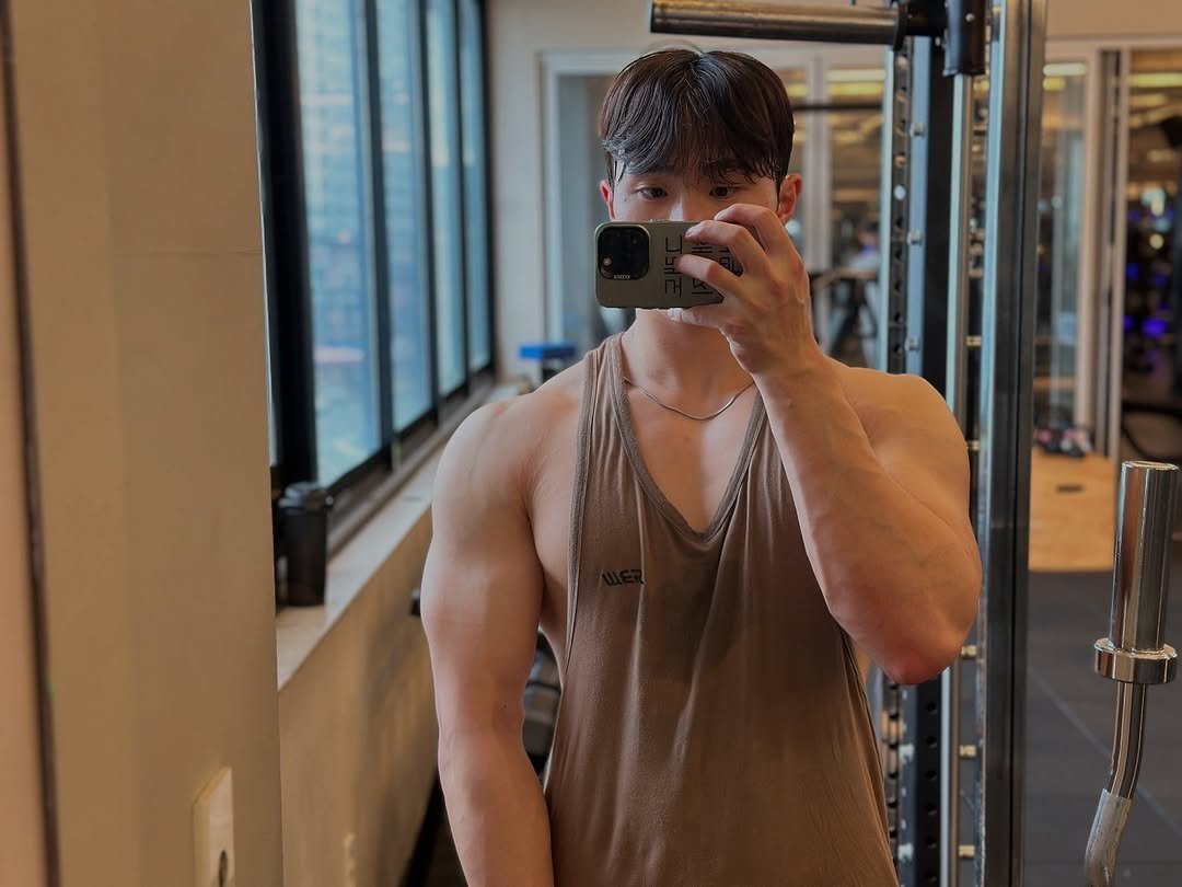 Photo by 고제형 on September 04, 2025. May be an image of 1 person, biceps, body building and text.
