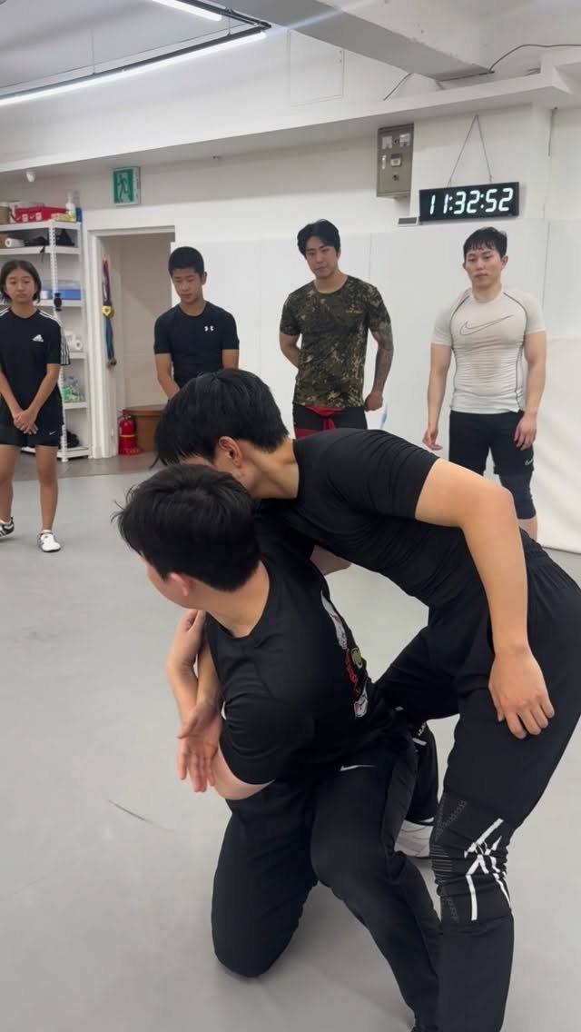 k_wrestling_hongdae 게시물 이미지: 업어치기는 팔에걸기!! 스텝은 배웠는데 상체 컨트롤이 부족하면 상대가 슥...