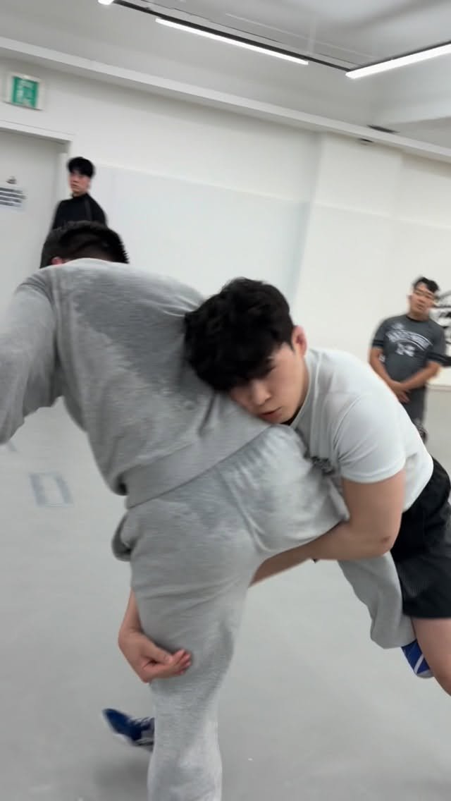 k_wrestling_hongdae 게시물 이미지: 암 드래그는 자체만으로도 훌륭한 테이크 다운 기술이지만 다양한 셋업과 연결 공격으로...