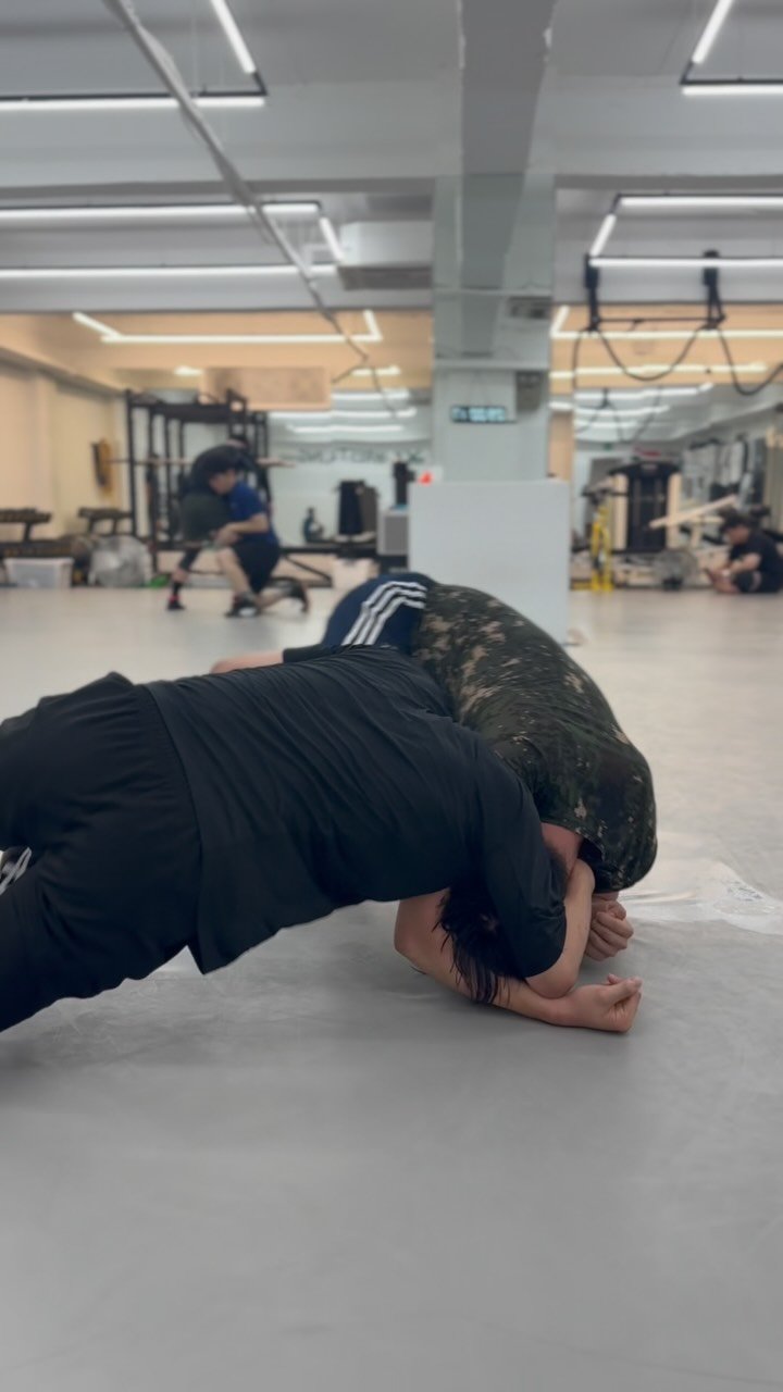 k_wrestling_hongdae 게시물 이미지: 기초부터 실전 연결까지!
스냅다운에서 바로 이어지는 옆굴리기!
앞목에서 백...