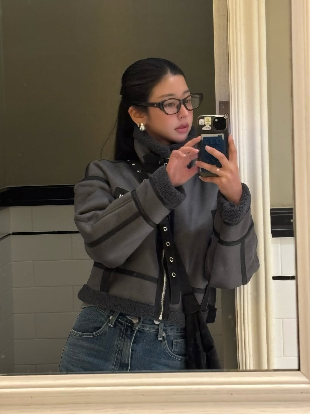 Photo shared by 가영 on January 24, 2026 tagging @ka_young2000. May be a selfie of phone, jacket, turtleneck, parka, coat and text.