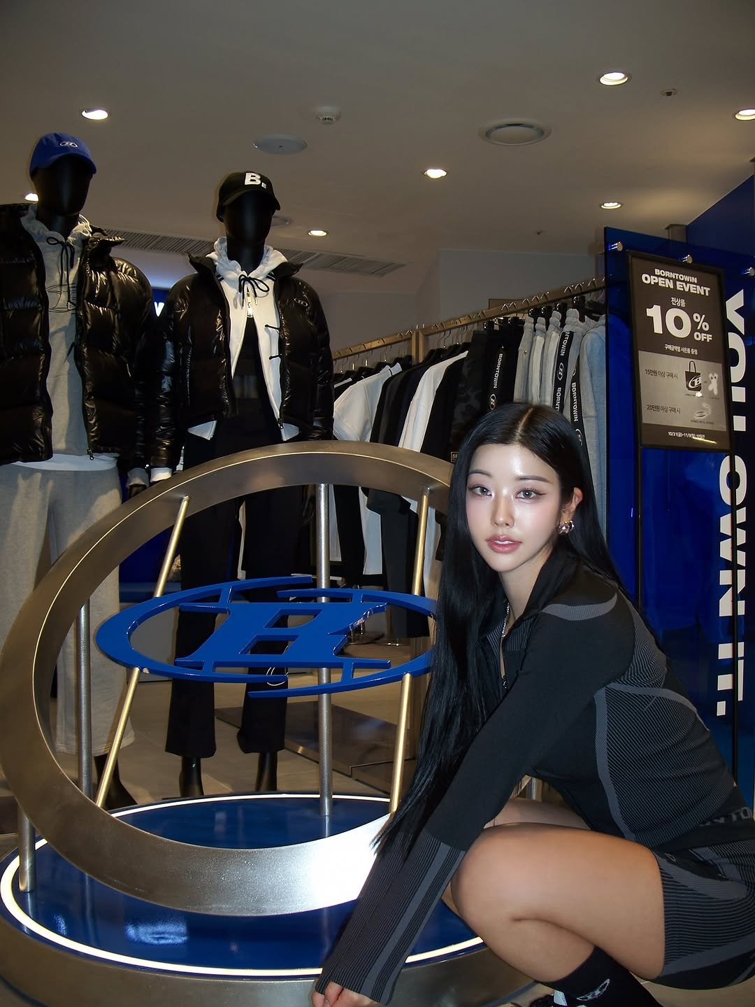 Photo by 가영 on November 04, 2025. May be an image of one or more people, hair and text.