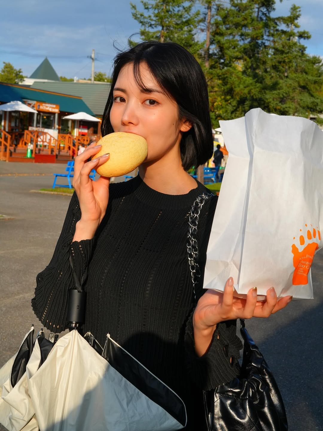 Photo by 楓カレン on November 08, 2025. May be an image of baguette, bagel and text.