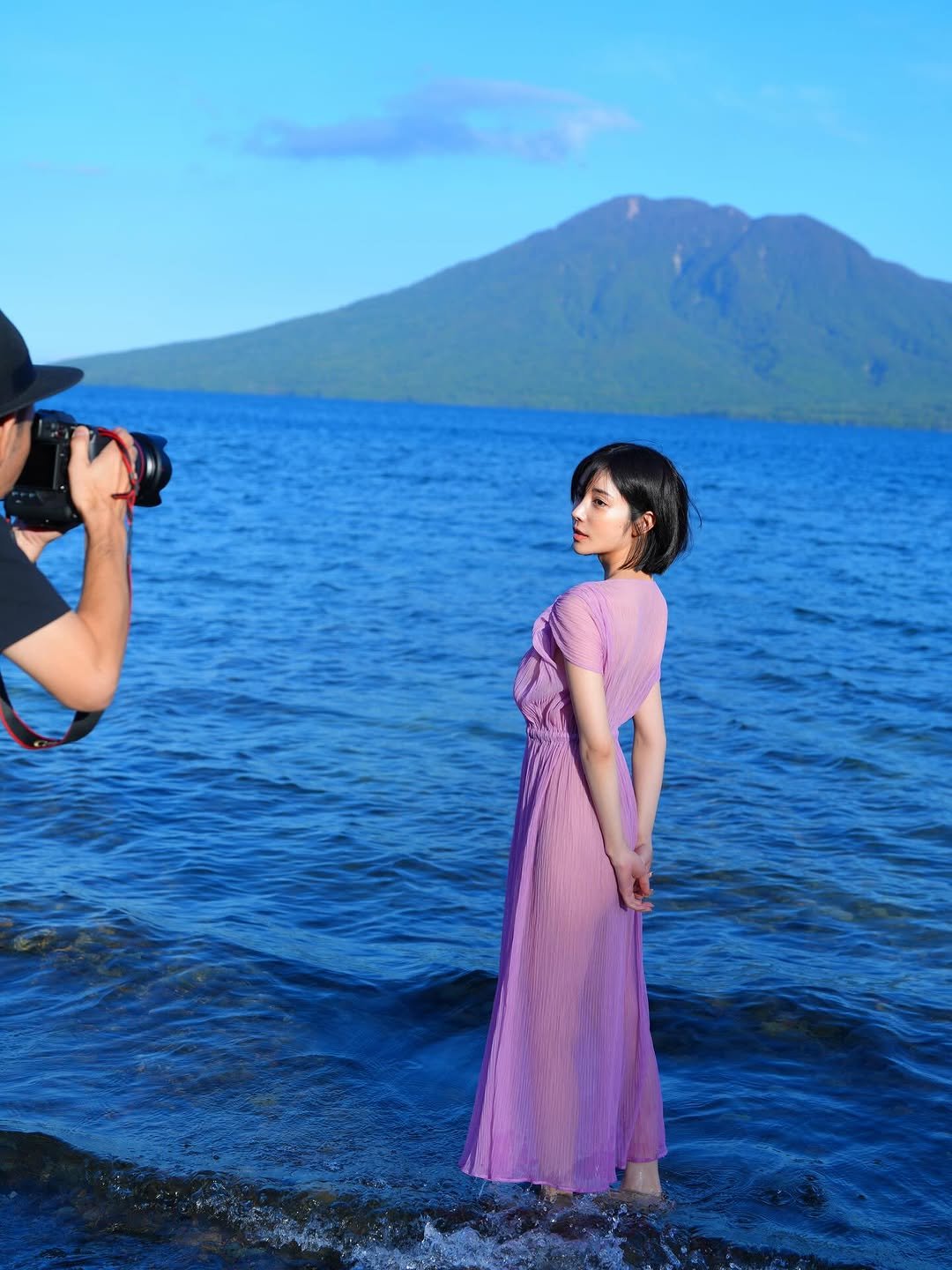 Photo by 楓カレン on October 04, 2025. May be an image of 2 people, sarong, lake and text.