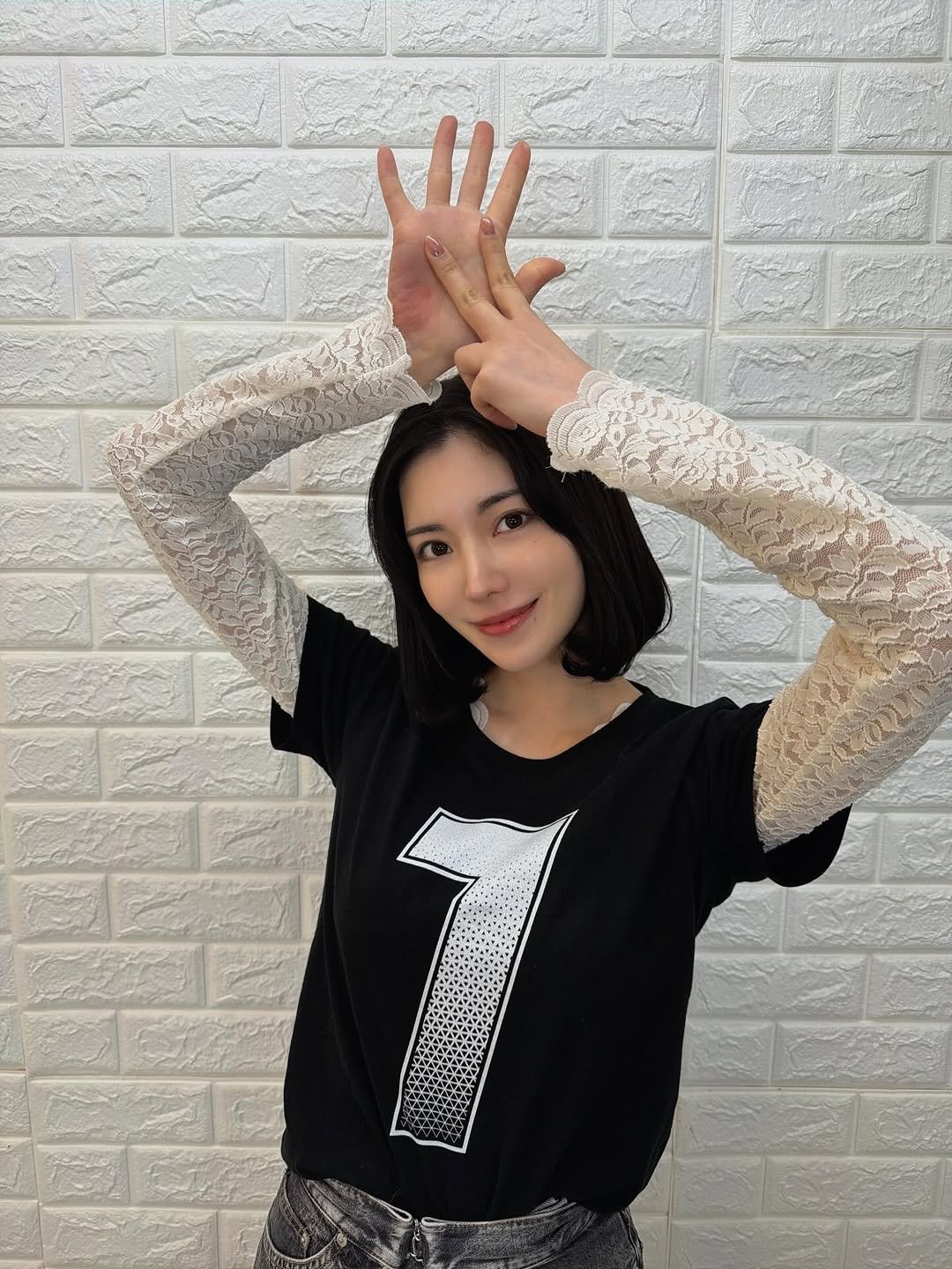 Photo by 楓カレン on December 27, 2025. May be an image of one or more people, hair, sleepwear, fishnet stockings, top and text.