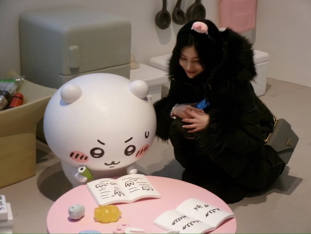 Photo by 楓カレン on January 05, 2026. May be an image of bear, duffle coat and text.