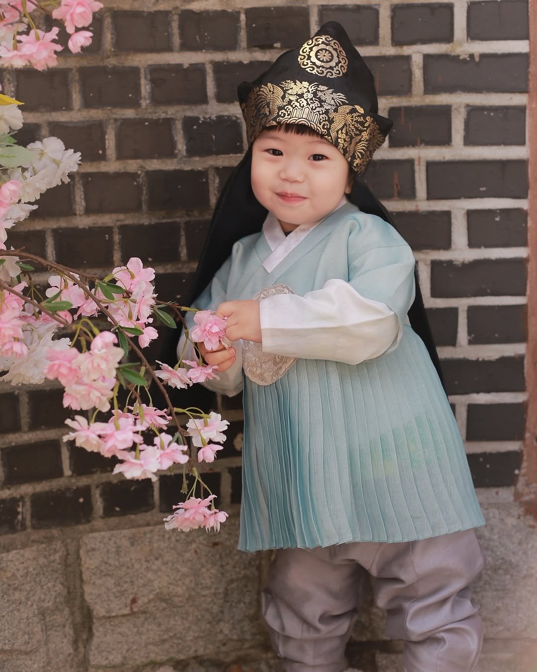 Photo by 의진,하진이네 🏡 on January 17, 2026. May be an image of baby and text.