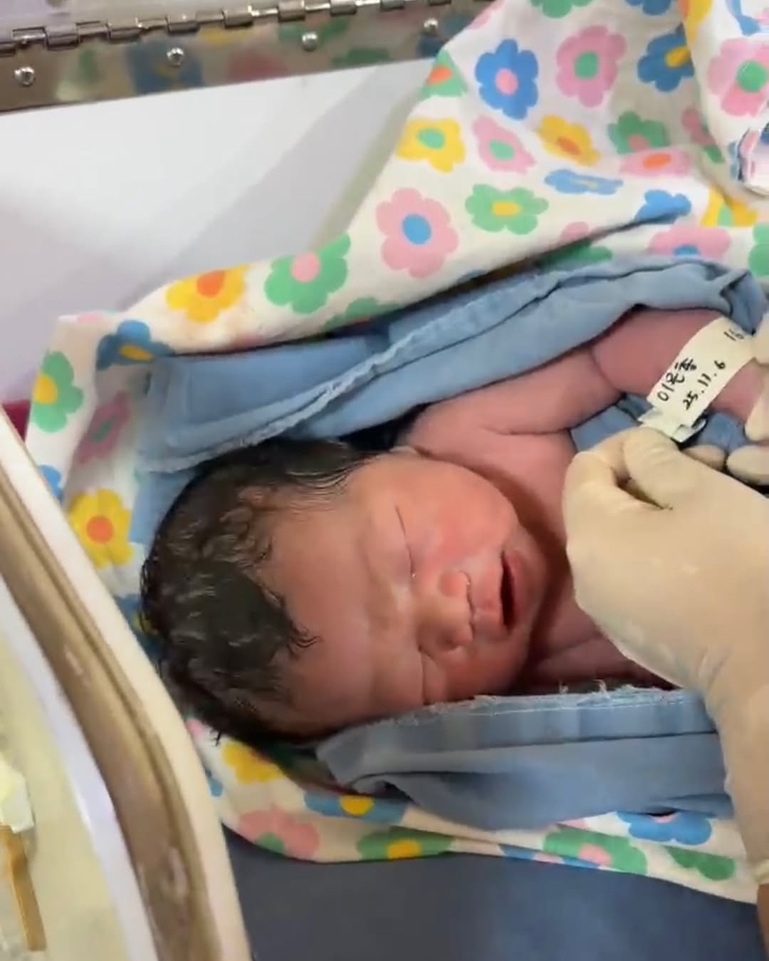 Photo shared by 은총 | 의진,하진이네 🏡 on November 06, 2025 tagging @cchhhlee. May be an image of baby, hospital and text.