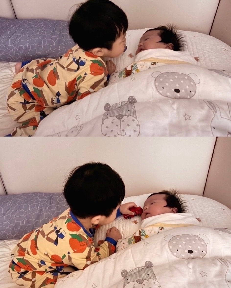Photo shared by 의진,하진이네 🏡 on December 28, 2025 tagging @cchhhlee. May be an image of baby, sleeping, people kissing, baby bed, blanket, bedroom and text.