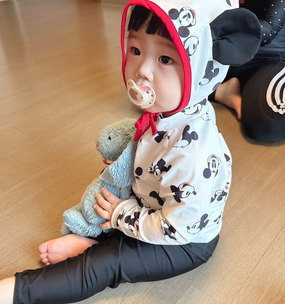 Photo by 은총 | 의진이네 🏡 on July 19, 2025. May be an image of 1 person, baby, duffle coat, baby shoes, diaper and text.