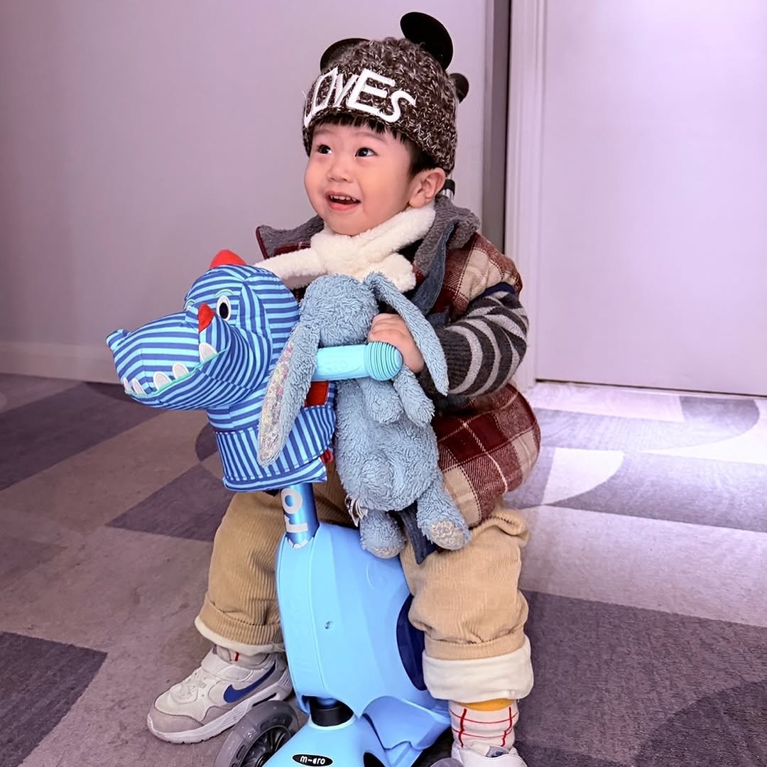 Photo by 의진,하진이네 🏡 on January 24, 2026. May be an image of baby, toy, duffle coat, segway, scooter, helmet, baby shoes and text.