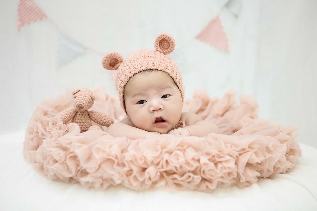 Photo shared by 의진,하진이네 🏡 on January 02, 2026 tagging @cchhhlee. May be an image of baby, knit, overskirt and text.