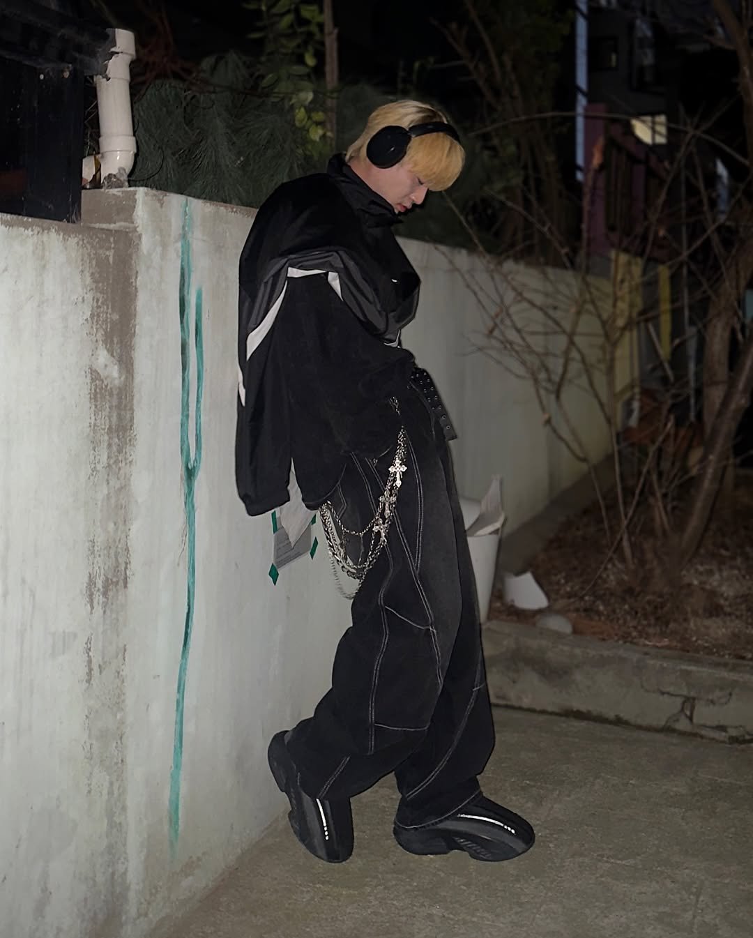 Photo shared by かぜ on March 23, 2026 tagging @urbanplayers. May be an image of overcoat, duffle coat, cloak, face mask, gas mask, sweatpants, parka and text.