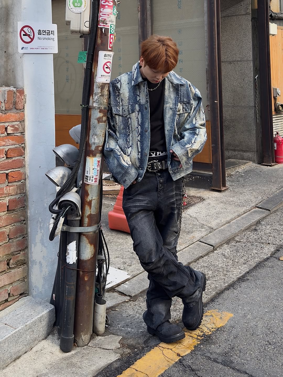 Photo by かぜ on March 18, 2026. May be an image of parking meter, outerwear, street, telephone pole and text.