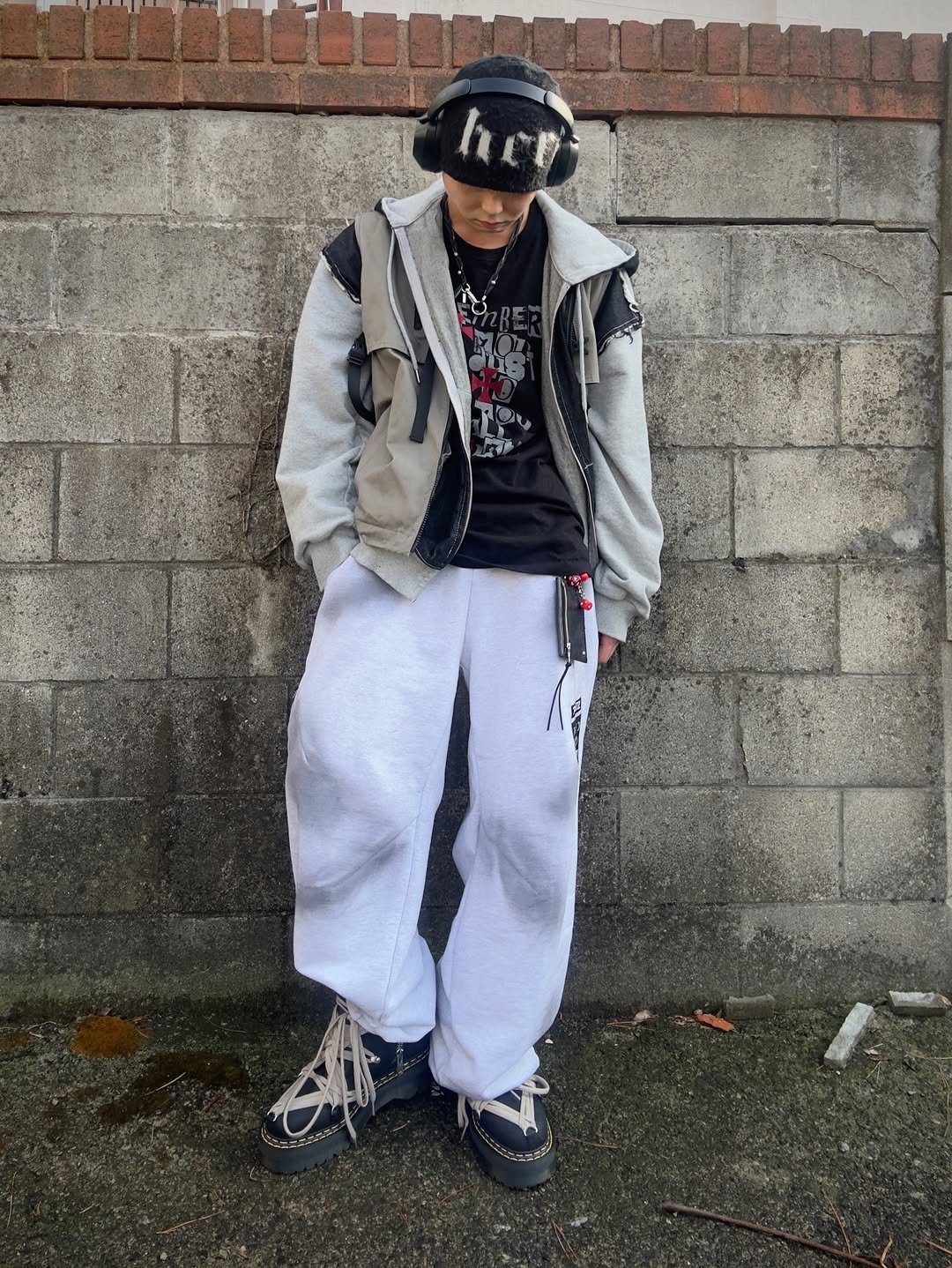 Photo by かぜ on March 28, 2026. May be an image of jacket, sweatpants, face mask and text.