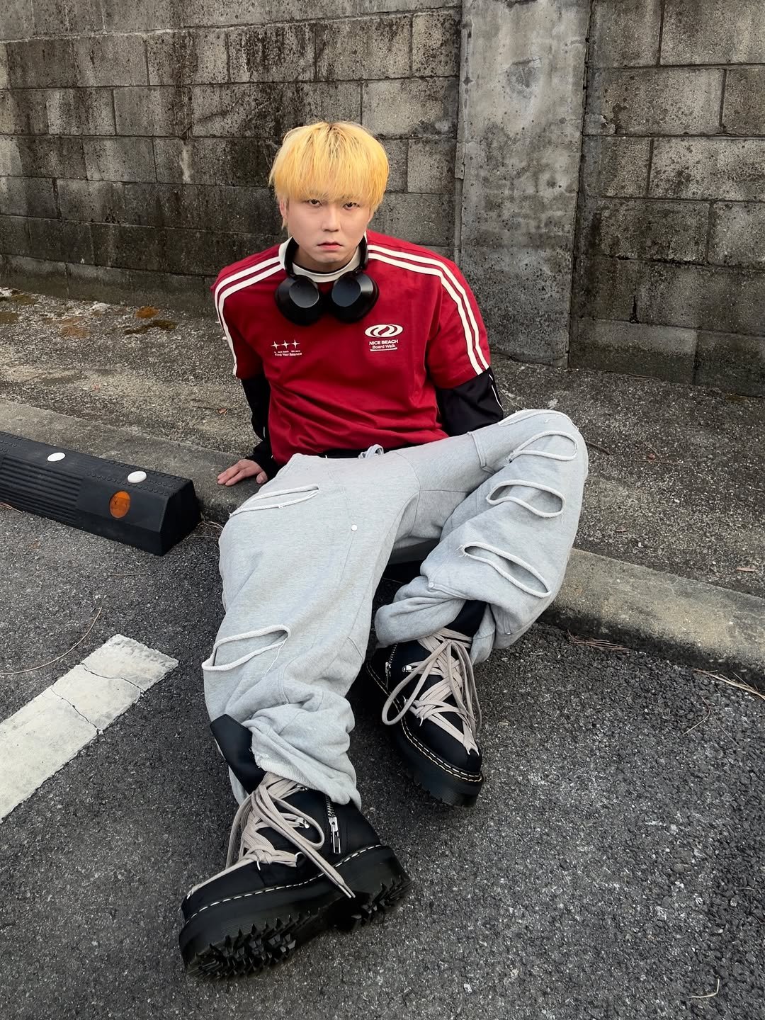 Photo shared by かぜ on March 16, 2026 tagging @urbandtype_official. May be an image of one or more people, bangs, sweatpants, footwear, sportswear and text.