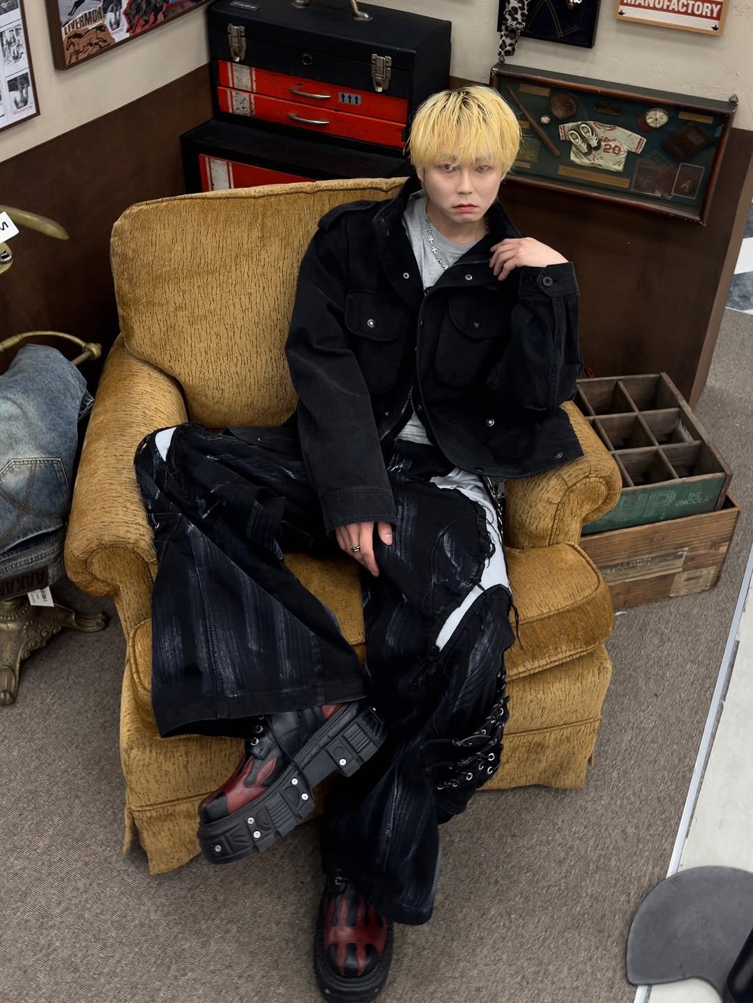 Photo shared by かぜ on March 30, 2026 tagging @aakam.kr. May be an image of bolo tie and text.