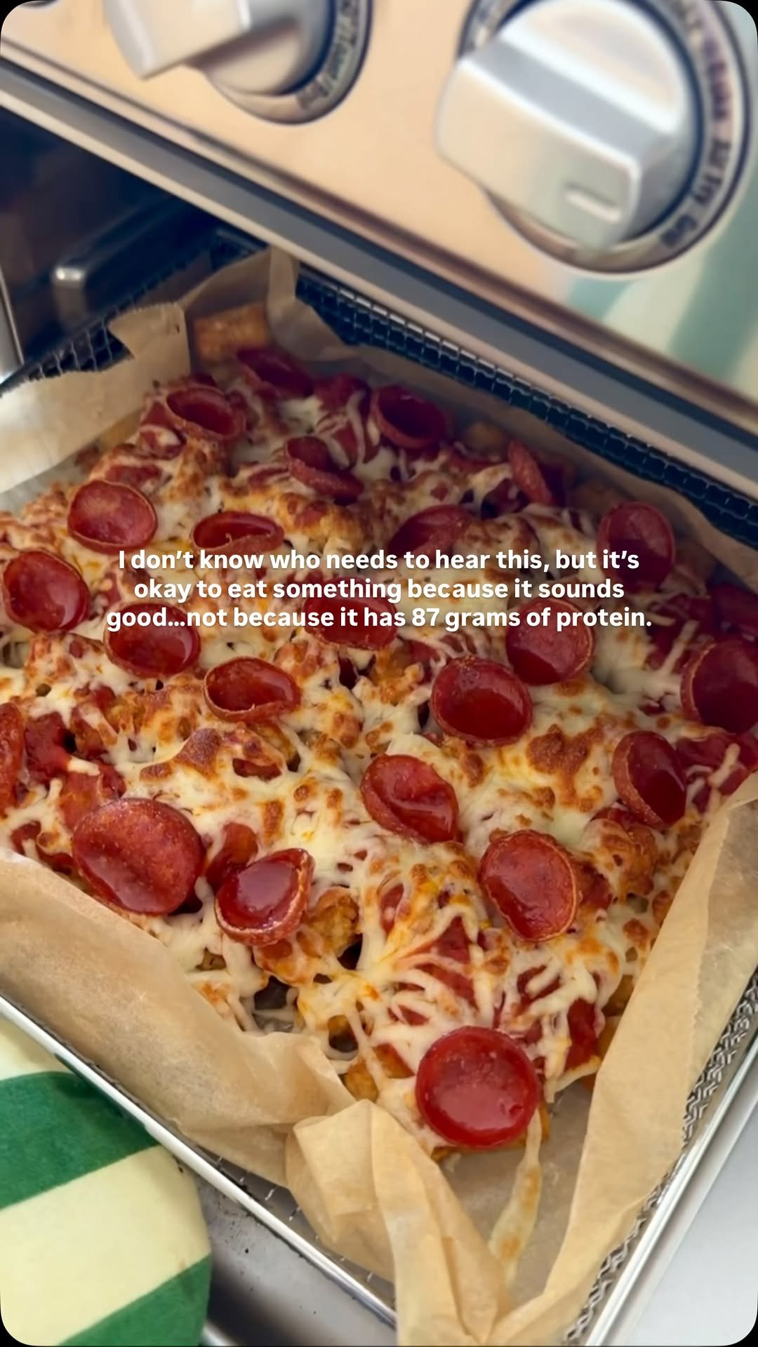 kalejunkie 게시물 이미지: @kalejunkie 🍕 HOT HONEY PIZZA TOTS…because not...