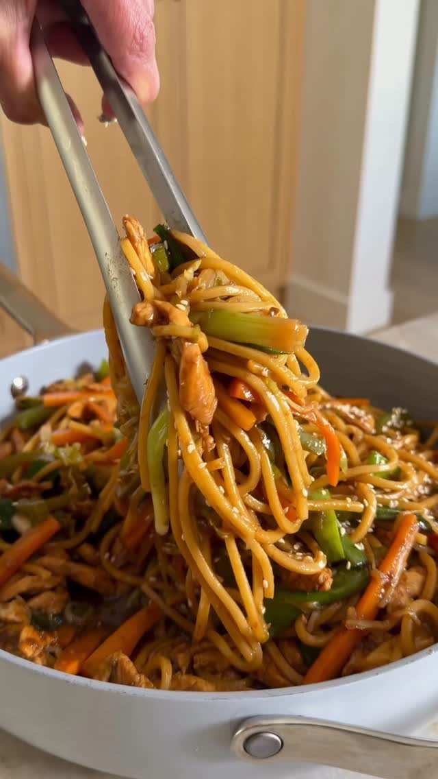 kalejunkie 게시물 이미지: @kalejunkie ✨ 20-MIN SAUCY CHICKEN CHOW MEIN,...