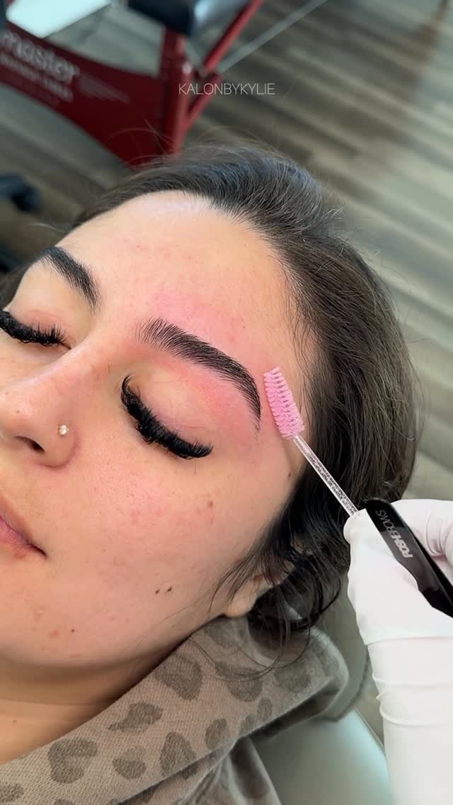 kalonbykylie 게시물 이미지: COMPLETE FREEHANDED BROW WAX to @badbunnypr...
