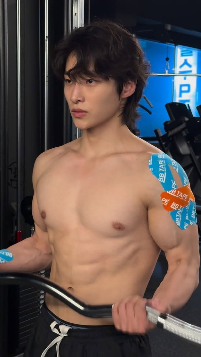 kan_hyeon_bae_ 게시물 이미지: 운동 도와주실 분 찾습니다🙌🏻🙌🏻
#협찬 
운동할 때 테이핑 자주 하는데,...