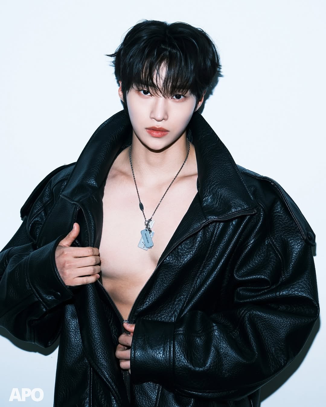 Photo shared by 간현배 on February 08, 2026 tagging @ohh_makeup, and @apostudio_official. May be an image of bolo tie.